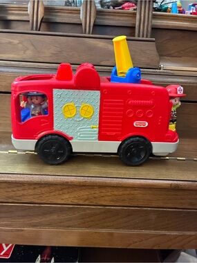 Fisher Price Little People Musical Red Fire Truck Boy + Girl Firefighters WORKS